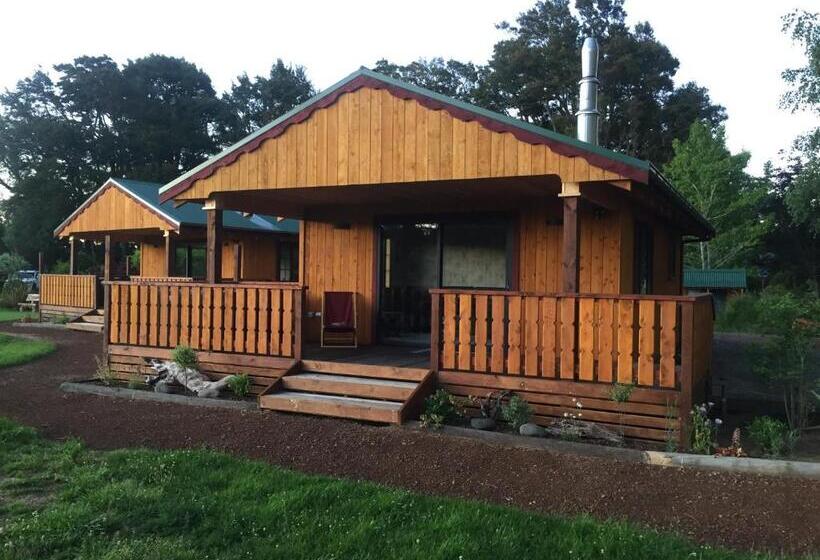 בקתת חדר, The River Lodge