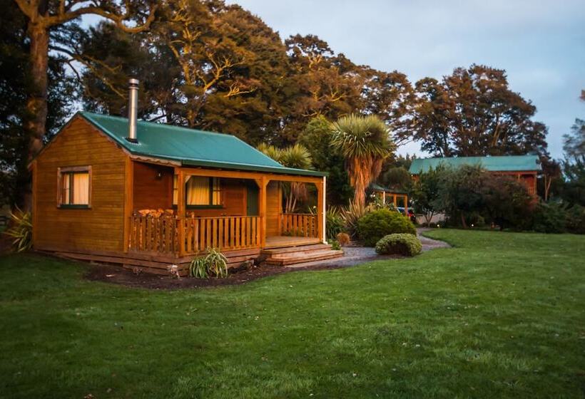 בקתת חדר, The River Lodge