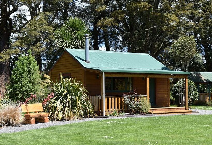 בקתת חדר, The River Lodge