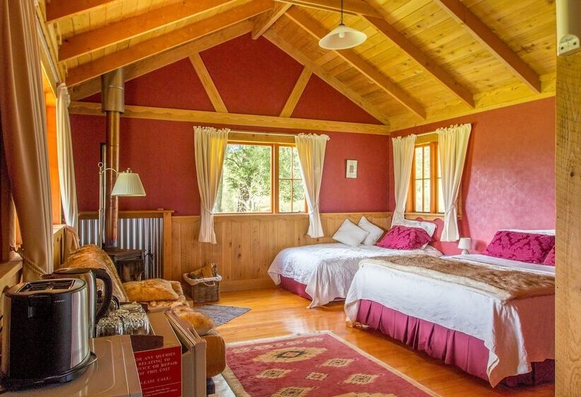 בקתת חדר, The River Lodge