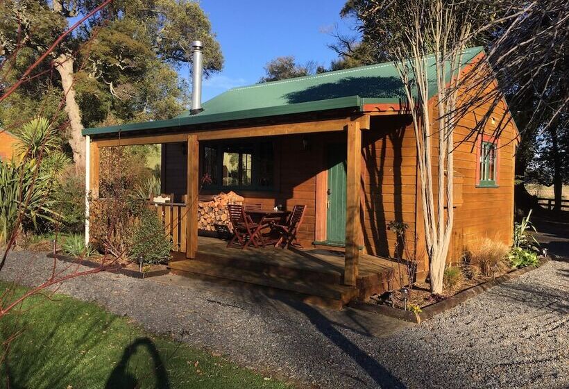 בקתת חדר, The River Lodge