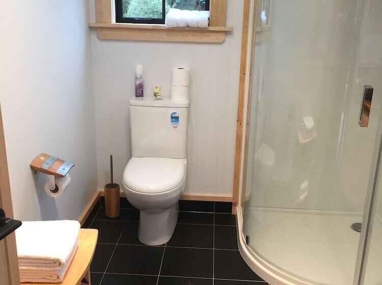 בקתת חדר, The River Lodge