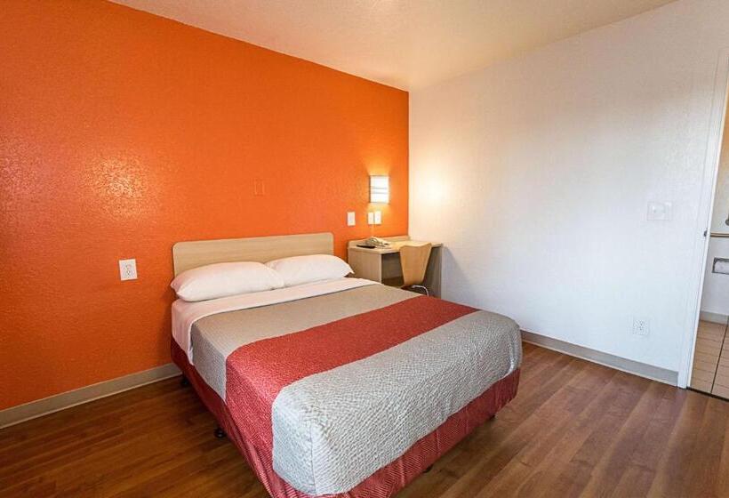 חדר סטנדרט מותאם לאדם עם מוגבלויות, Motel 6mcallen, Tx