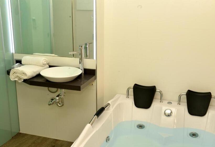 חדק דלוקס עם ג'קוזי, Alcalá Del Jucar Hotel Pelayo