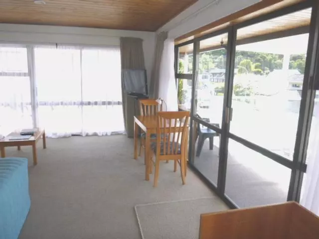 デラックススタジオ, Austria Motel