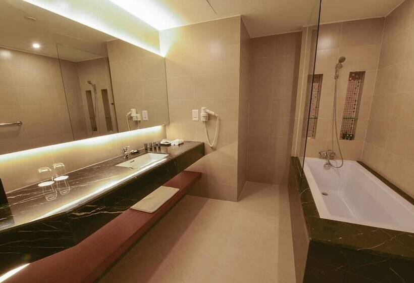 اتاق لوکس, Aristo International