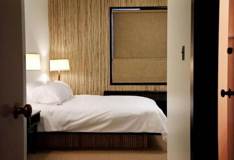 غرفة قياسية, At The Waldorf