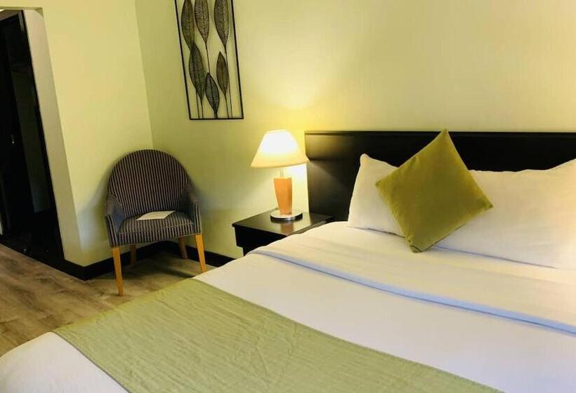 غرفة قياسية سرير كينج, At The Waldorf