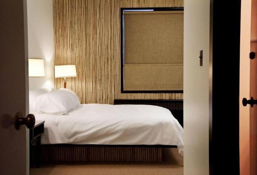 غرفة إقتصادية, At The Waldorf