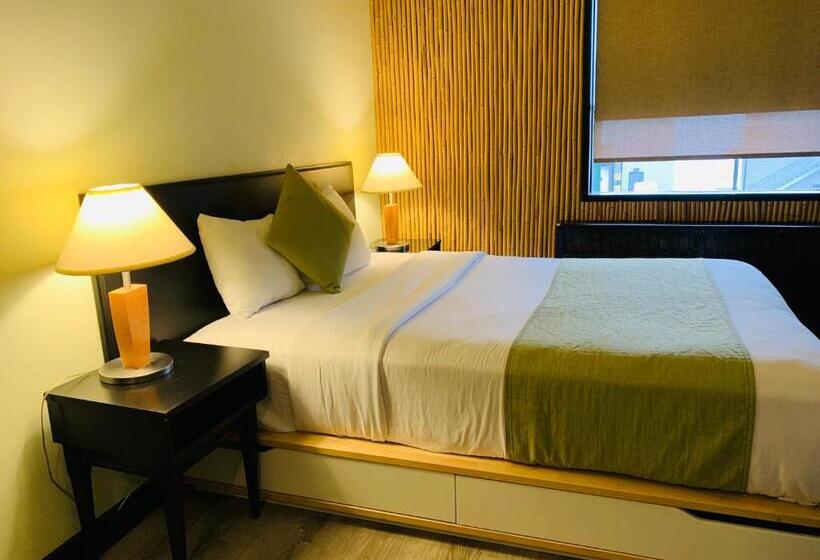 غرفة قياسية, At The Waldorf