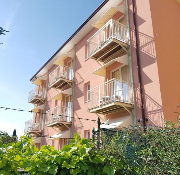 带阳台的三人标准间, Bella Lazise