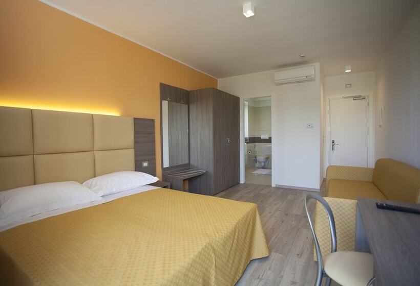 带阳台的三人标准间, Bella Lazise