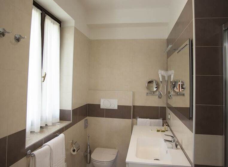 带阳台的三人标准间, Bella Lazise