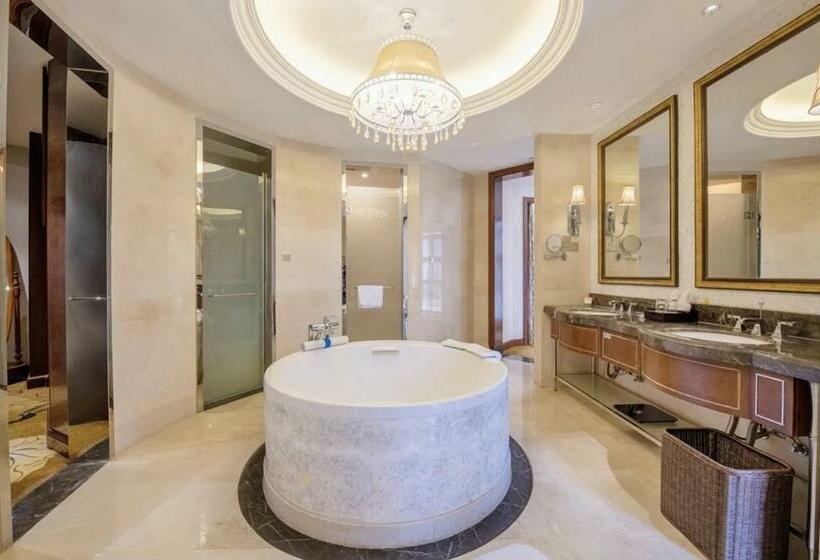 Deluxe Suite King Bed, Days Hotel By Wyndham Logan City Huizhou