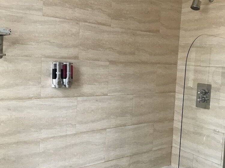 Четырехместный Номер Стандарт, Gatwick Inn