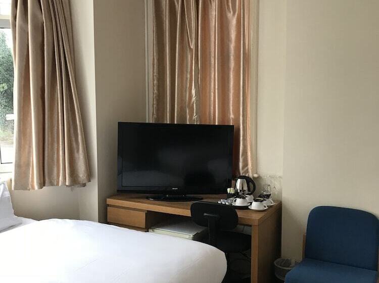 四人标准间, Gatwick Inn