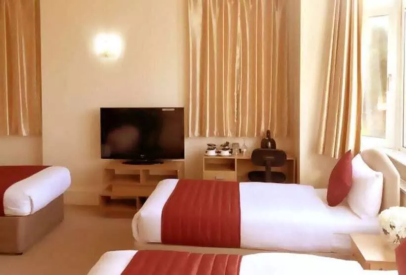 اتاق استاندارد چهار تخته, Gatwick Inn