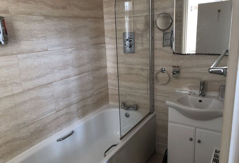 Семейный Номер, Gatwick Inn