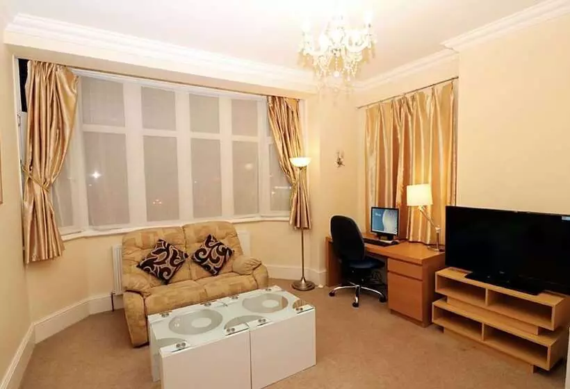 اتاق لوکس سه تخته, Gatwick Inn