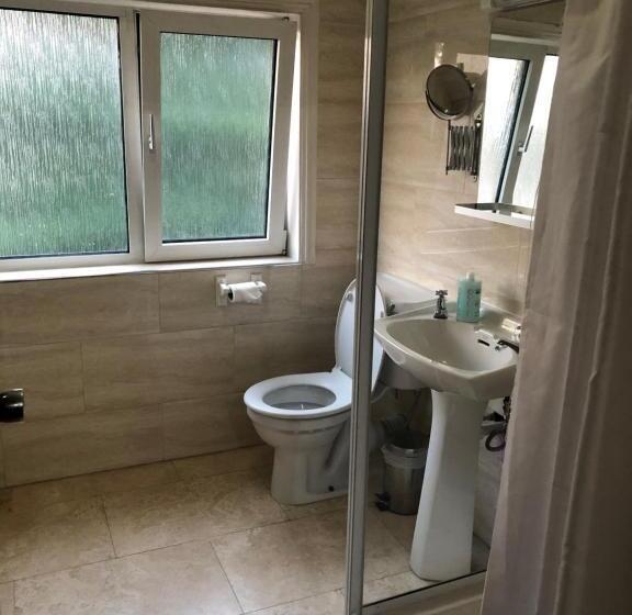 标准单人间共用浴室, Gatwick Inn