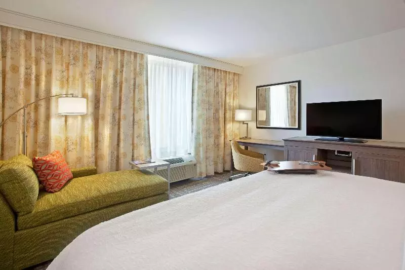 キングサイズベッドのスタンダードルーム, Hampton Inn & Suites Minneapolis/downtown