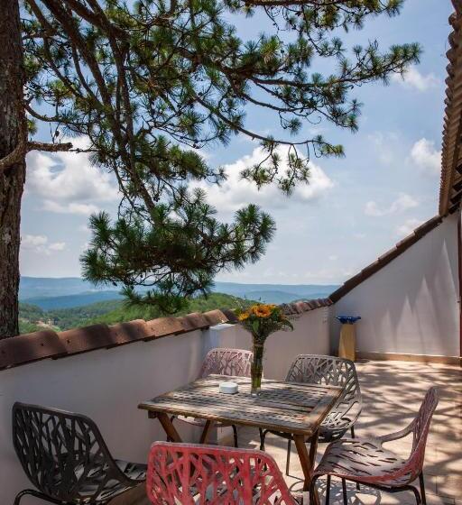 اتاق اجرایی, Melody