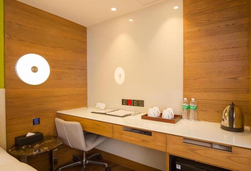 اتاق استاندارد چهار تخته, The Cloud