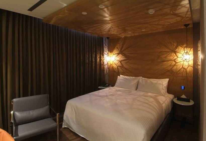 اتاق لوکس, The Cloud