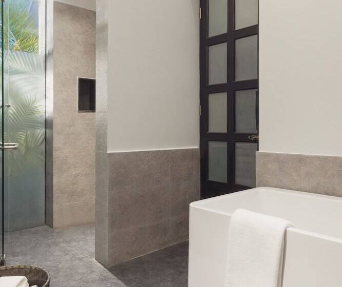 اتاق کلاسیک, The Pavilions Himalayas The Farm