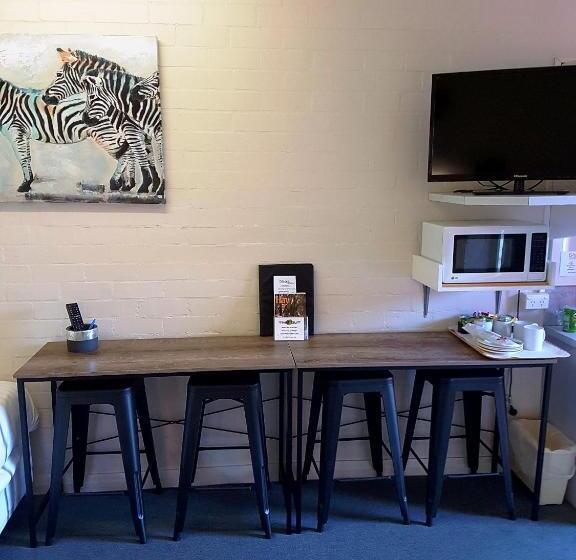 חדר משפחתי, Bidgee Motor Inn