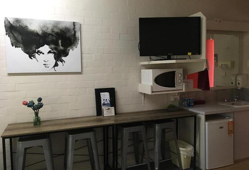 חדר משפחתי, Bidgee Motor Inn