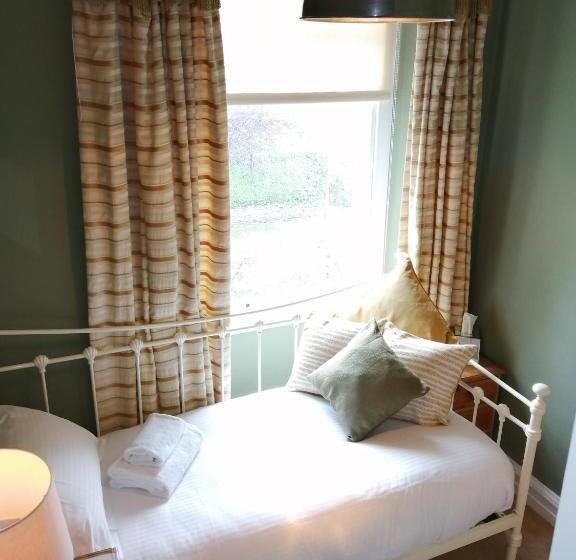 Quarto Estandar Individual, Oakfold House