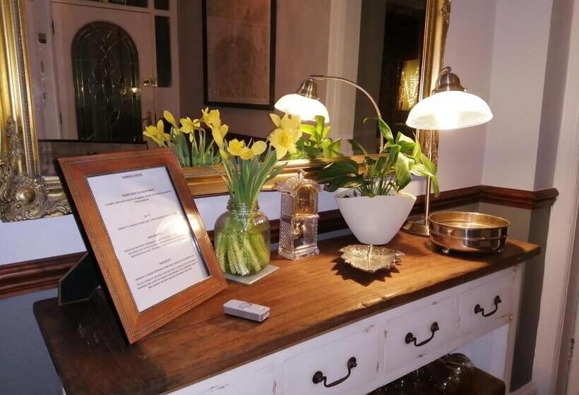 Quarto Estandar Individual, Oakfold House