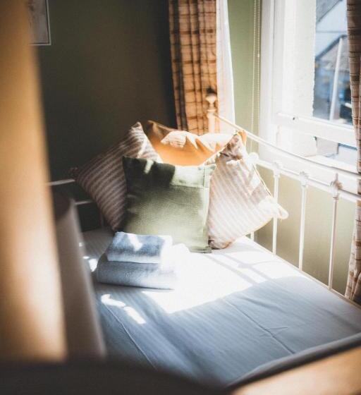 Quarto Estandar Individual, Oakfold House