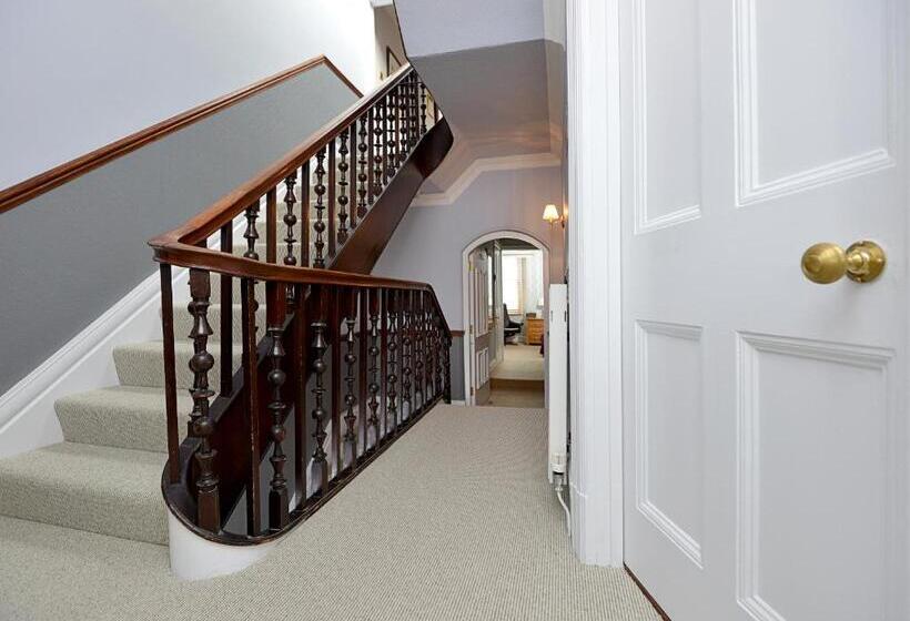 Quarto Estandar Individual, Oakfold House