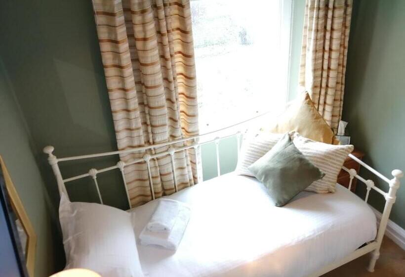 Quarto Estandar Individual, Oakfold House