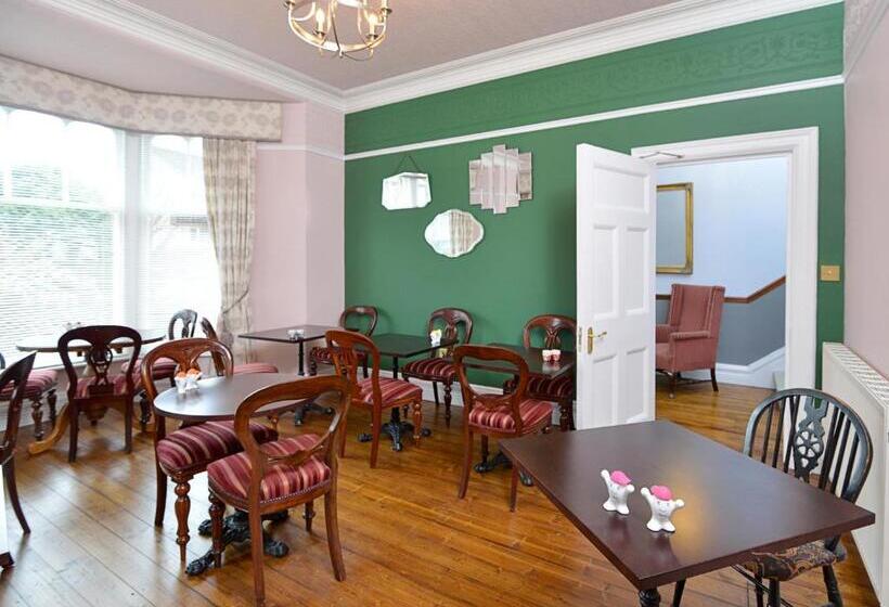 Quarto Estandar, Oakfold House