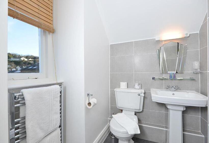 Quarto Estandar, Oakfold House