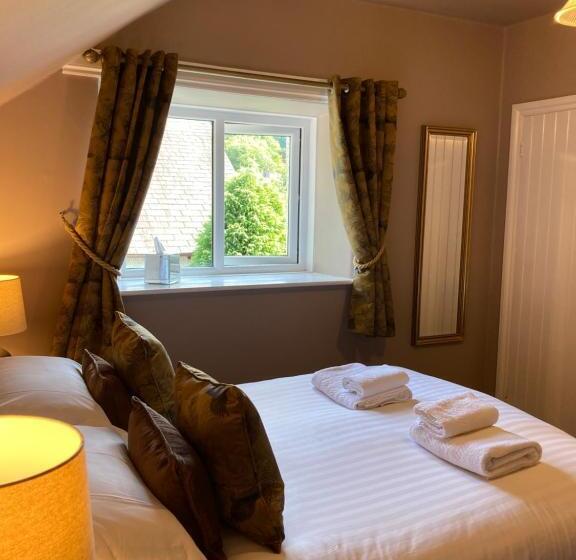 Quarto Estandar, Oakfold House