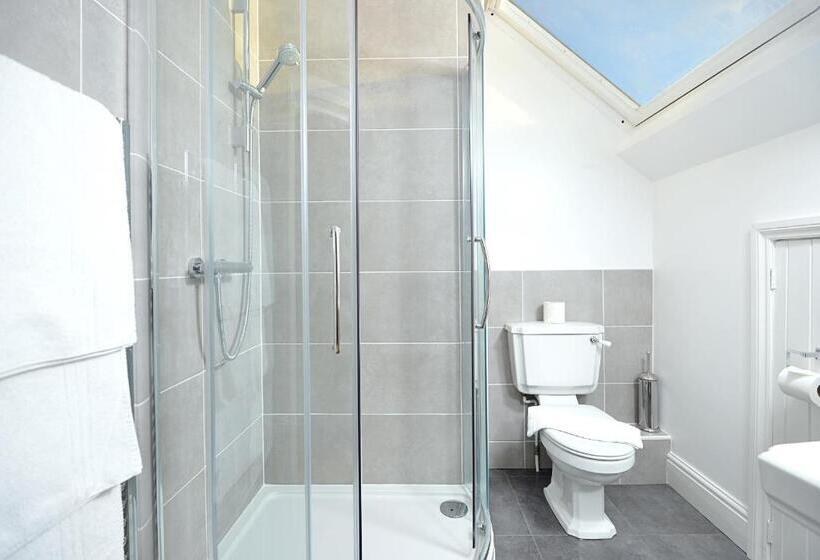 Quarto Triplo Estandar, Oakfold House