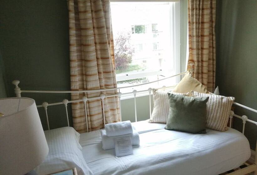 Quarto Estandar Individual, Oakfold House