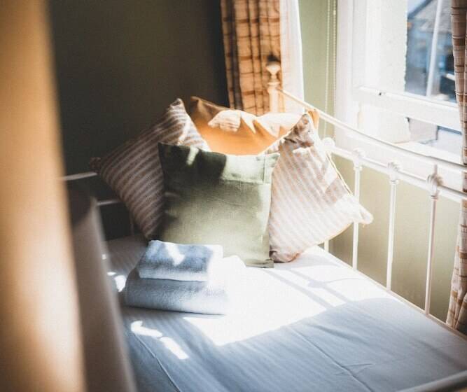 Quarto Estandar Individual, Oakfold House