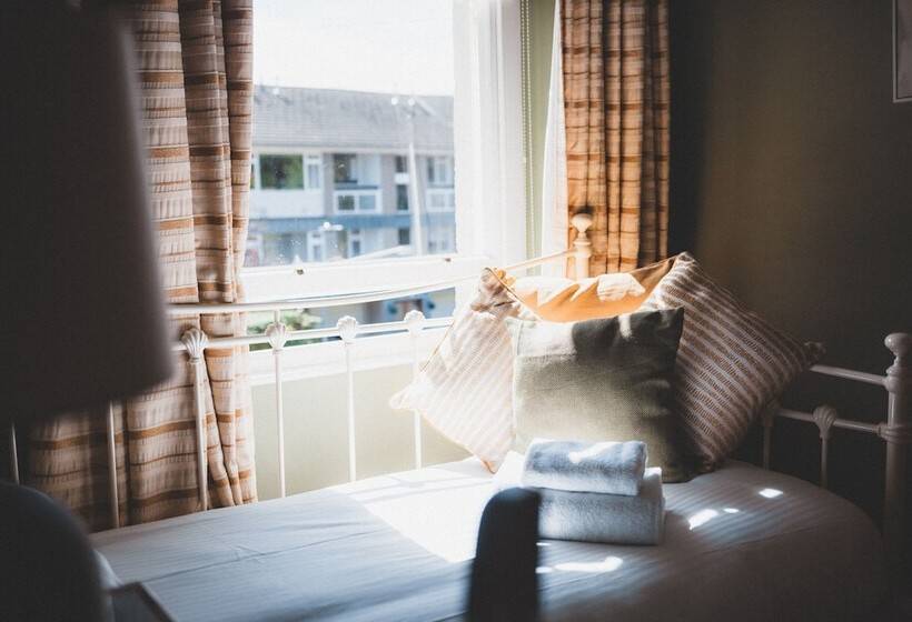 Quarto Estandar Individual, Oakfold House