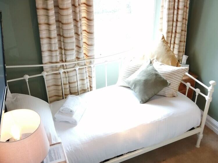 Quarto Estandar Individual, Oakfold House