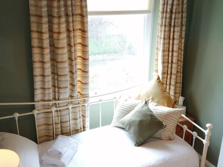 Quarto Estandar Individual, Oakfold House