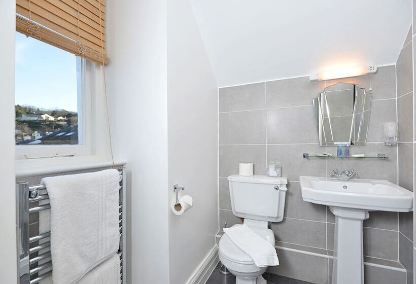 Quarto Estandar, Oakfold House