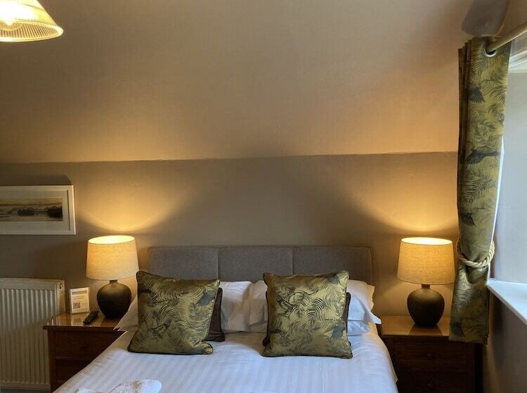 Quarto Estandar, Oakfold House