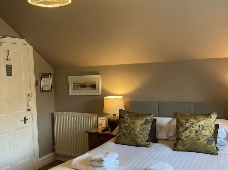 Quarto Estandar, Oakfold House