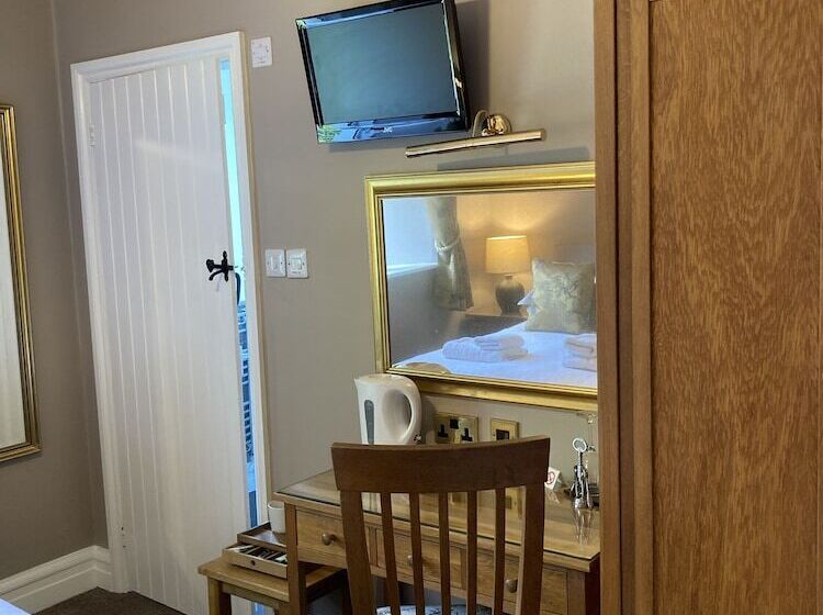 Quarto Estandar, Oakfold House