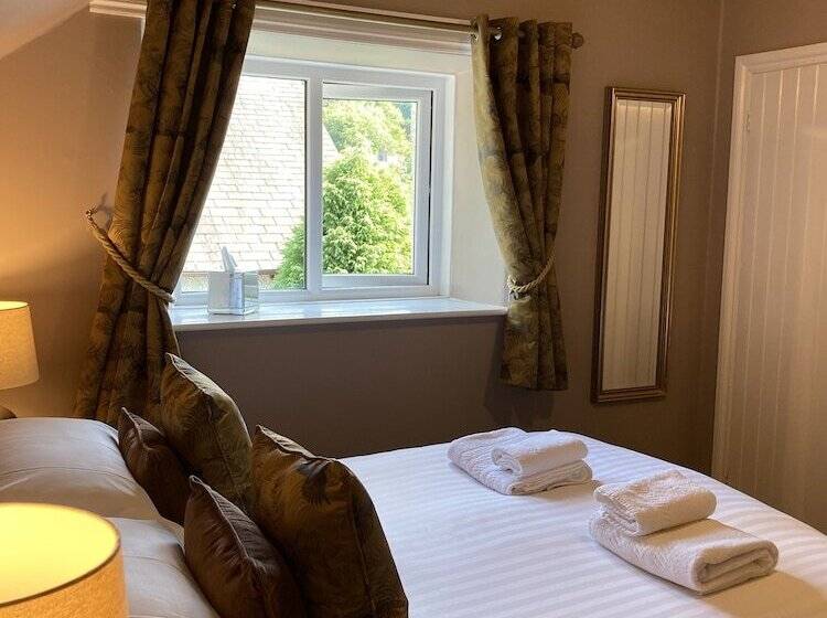 Quarto Estandar, Oakfold House